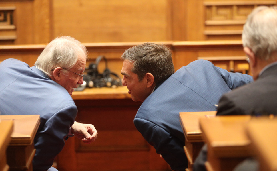 Ο Κωνσταντίνος Τασούλας και ο Αλέξης Τσίπρας στη Βουλή / Φωτ. αρχείου Eurokinissi Ο Κωνσταντίνος Τασούλας και ο Αλέξης Τσίπρας στη Βουλή / Φωτ. αρχείου Eurokinissi