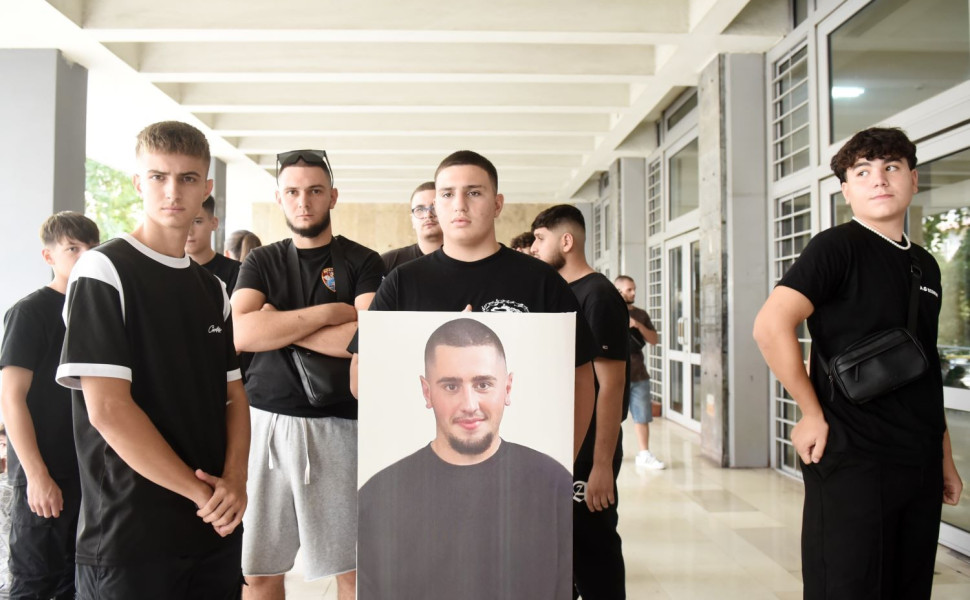 Νεαροί συγγενείς και φίλοι του 19χρονου που έχασε τη ζωή του σε λούνα παρκ, στη Χαλκιδική, τον περασμένο Αύγουστο/Φωτ. αρχείου INTIME Νεαροί συγγενείς και φίλοι του 19χρονου που έχασε τη ζωή του σε λούνα παρκ, στη Χαλκιδική, τον περασμένο Αύγουστο/Φωτ. αρχείου INTIME