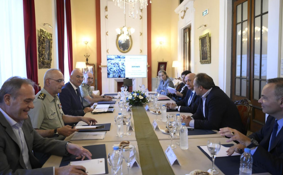 Στιγμιότυπο από τη συνάντηση στη Λέσχη Αξιωματικών (Υπουργείο Εθνικής Άμυνας) Στιγμιότυπο από τη συνάντηση στη Λέσχη Αξιωματικών (Υπουργείο Εθνικής Άμυνας)