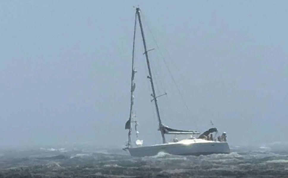 Το ιστιοφόρο στ' ανοιχτά της Τήνου μέσα στα κύματα/Φωτ. TINOSTODAY Το ιστιοφόρο στ' ανοιχτά της Τήνου μέσα στα κύματα/Φωτ. TINOSTODAY