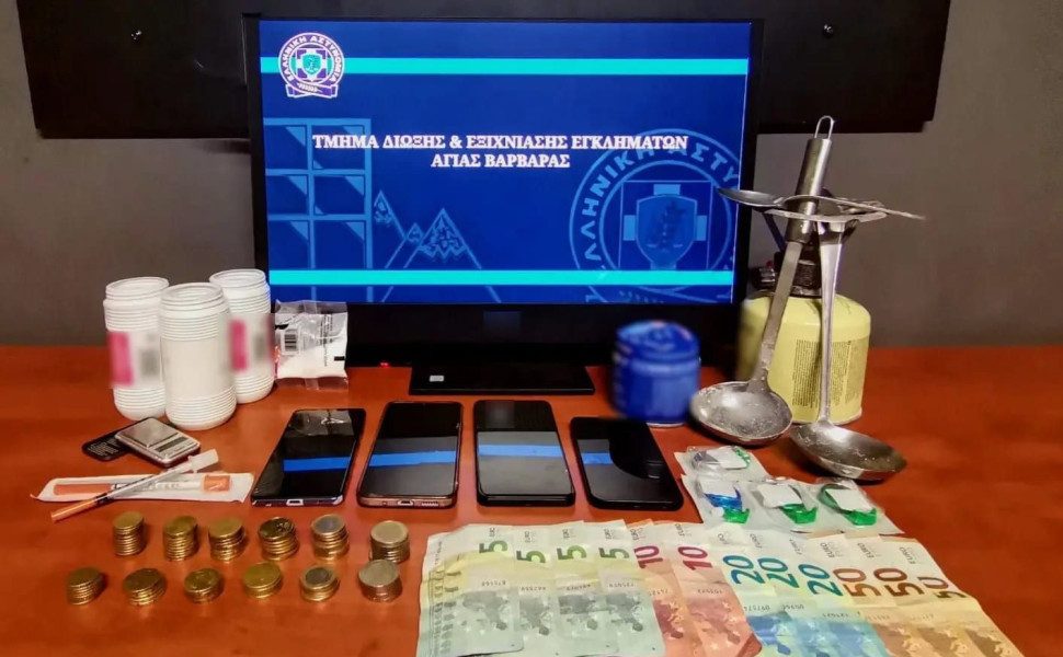Τα κατασχεθέντα αντικείμενα από το σπίτι-εργαστήριο κοκαΐνης, στην Αγία Βαρβάρα/Φωτ. ASTYNOMIA.GR Τα κατασχεθέντα αντικείμενα από το σπίτι-εργαστήριο κοκαΐνης, στην Αγία Βαρβάρα/Φωτ. ASTYNOMIA.GR