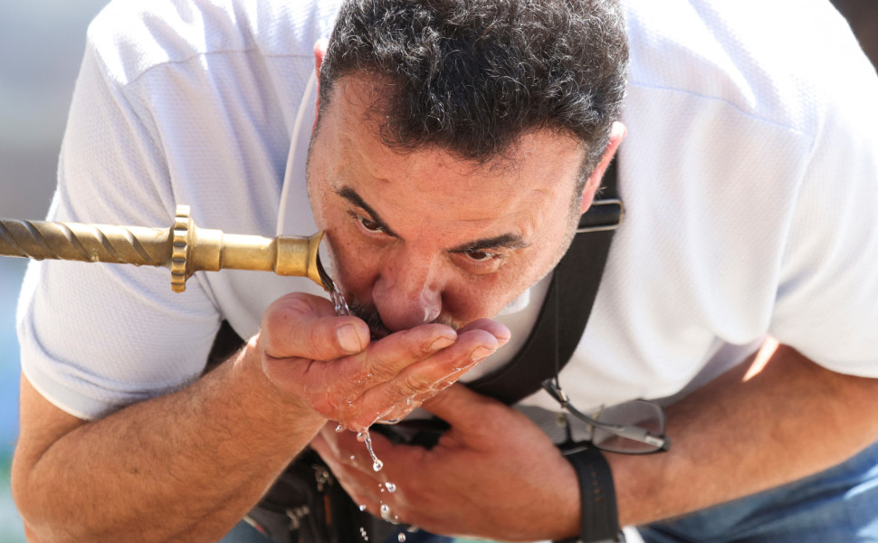 Τουρίστας πίνει νερό από βρύση στο Σαράγιεβο / Reuters