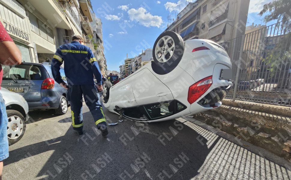 Το ντελαπαρισμένο αυτοκίνητο επί της Λεωφόρου Ιωνίας/Φωτ. Γιάννης Κέμμος Το ντελαπαρισμένο αυτοκίνητο επί της Λεωφόρου Ιωνίας/Φωτ. Γιάννης Κέμμος