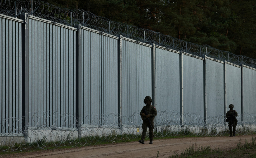 Border guards officers are seen near the fence on the Polish-Belarusian frontier during a crisis over migrant crossings, in Opaka Duza, Poland, October 3, 2023. REUTERS/Kacper Pempel/File Photo