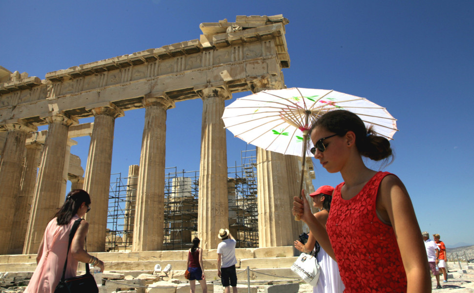Νεαρή τουρίστρια ξεναγείταιι στον Παρθενώνα κρατώντας ομπρέλα για να προφυλαχθεί από τον ήλιο .(EUROKINISSI/ ΓΙΑΝΝΗΣ ΠΑΝΑΓΟΠΟΥΛΟΣ)