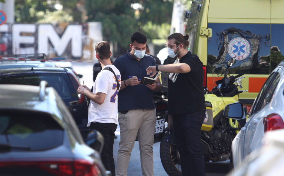 Αστυνομικοι ερευνούν το σημείο όπου σημειώθηκε η δολοφονία στην Αγία Παρασκευή/Φωτ. EUROKINISSI