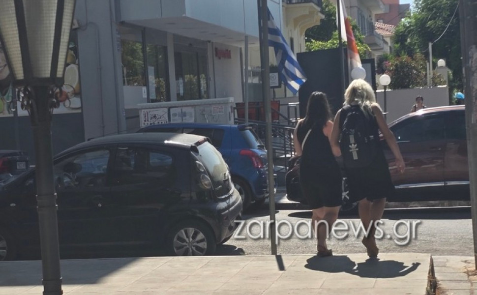 Οι δύο υπάλληλοι της ΑΑΔΕ στην... περιπολία τους στο κέντρο των Χανίων/Φωτ. ZARPA NEWS Οι δύο υπάλληλοι της ΑΑΔΕ στην... περιπολία τους στο κέντρο των Χανίων/Φωτ. ZARPA NEWS
