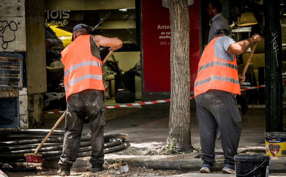 Εργαζόμενοι σε δημόσια έργα σε περίοδο καύσωνα/Φωτ. αρχείου EUROKINISSI