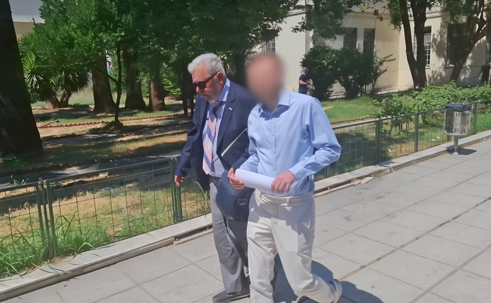 Ο Βολιώτης δημοσιογράφος αποχωρεί από τα δικαστήρια Βόλου μετά την απολογία του/Φωτ. MAGNESIANEWS.GR