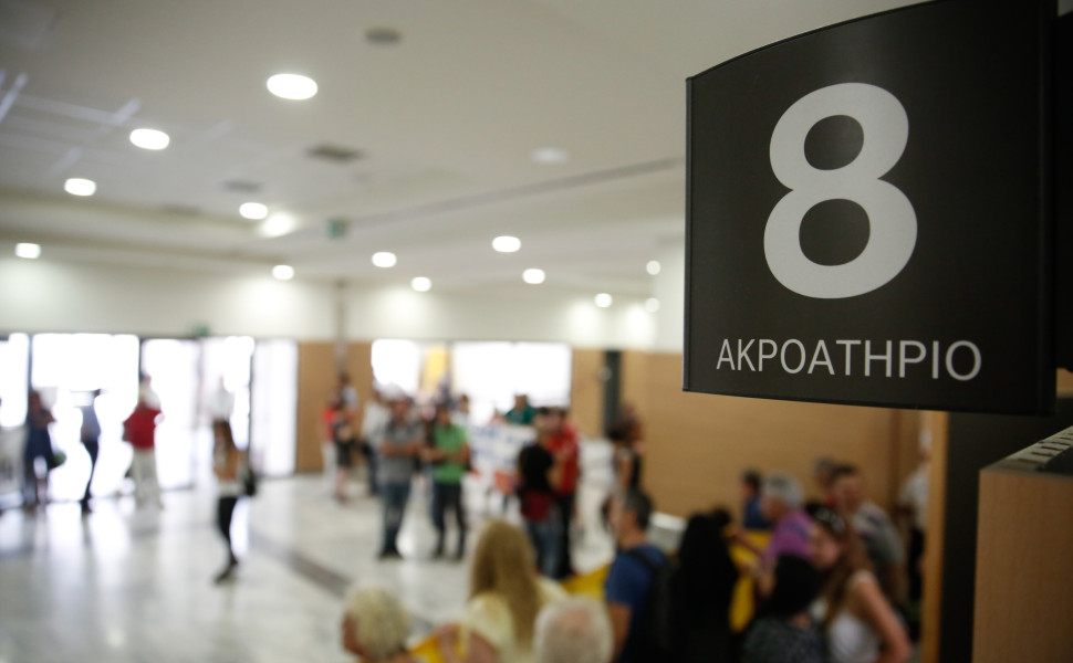 Πλειστηριασμός στο Ειρηνοδικείο (φωτο: EUROKINISSI / ΣΤΕΛΙΟΣ ΜΙΣΙΝΑΣ) Πλειστηριασμός στο Ειρηνοδικείο (φωτο: EUROKINISSI / ΣΤΕΛΙΟΣ ΜΙΣΙΝΑΣ)
