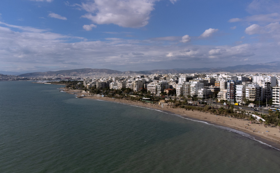 Η παραλία Εδέμ στο Παλαιό Φάληρο όπου βρέθηκε το άψυχο κορμάκι του παιδιού (φωτο: Intime) Η παραλία Εδέμ στο Παλαιό Φάληρο όπου βρέθηκε το άψυχο κορμάκι του παιδιού (φωτο: Intime)