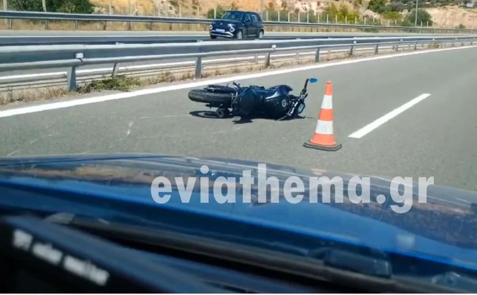Η μοτοσικλέτα στο οδόστρωμα λίγα λεπτά μετά τη σύγκρουση/Φωτ. EVIATHEMA.GR Η μοτοσικλέτα στο οδόστρωμα λίγα λεπτά μετά τη σύγκρουση/Φωτ. EVIATHEMA.GR